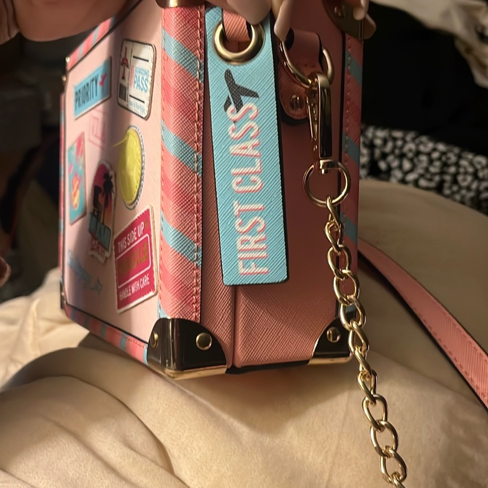 Stylish Travel-Themed Handbag with Pink and Blue Accents - Picture 3 of 10
